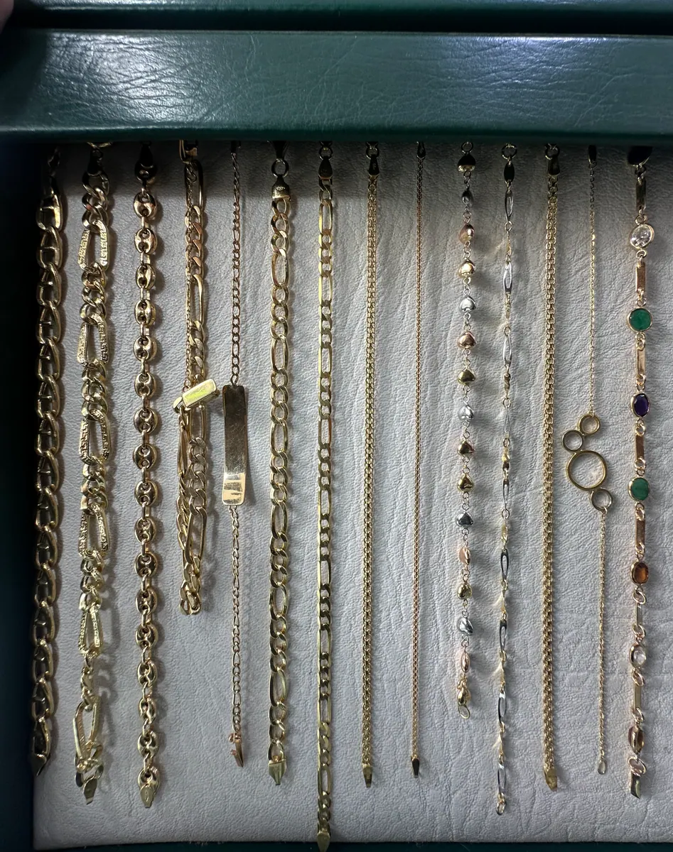 Pulseras y cadenas en oro