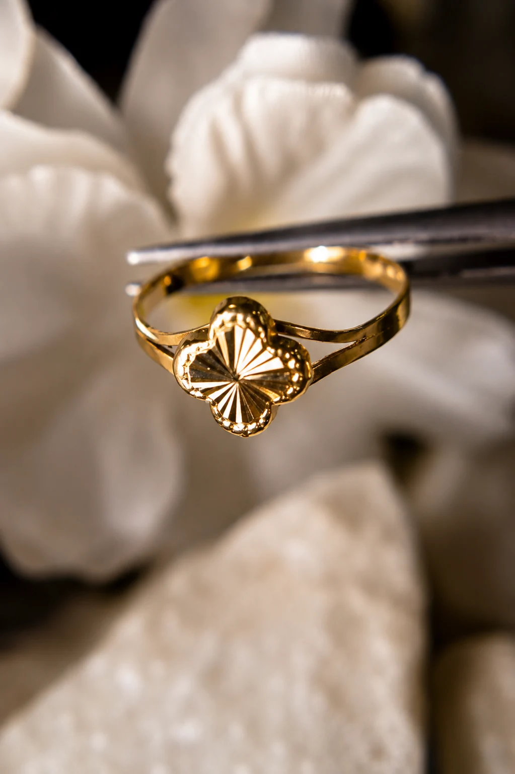 Anillo en oro Monarca publicado en Instagram