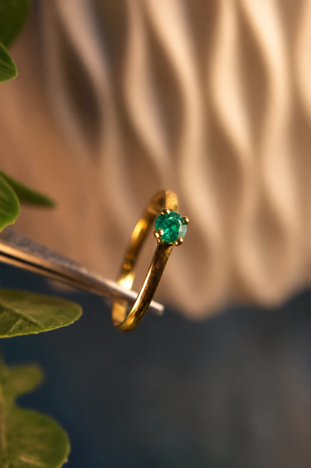 Anillo de oro con piedra verde de Joyería Monarca